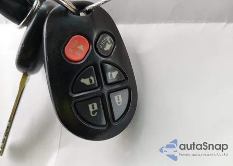 2010 Toyota Sienna Xle z USA, uszkodzony, nr VIN 5TDYK4CC4AS307258